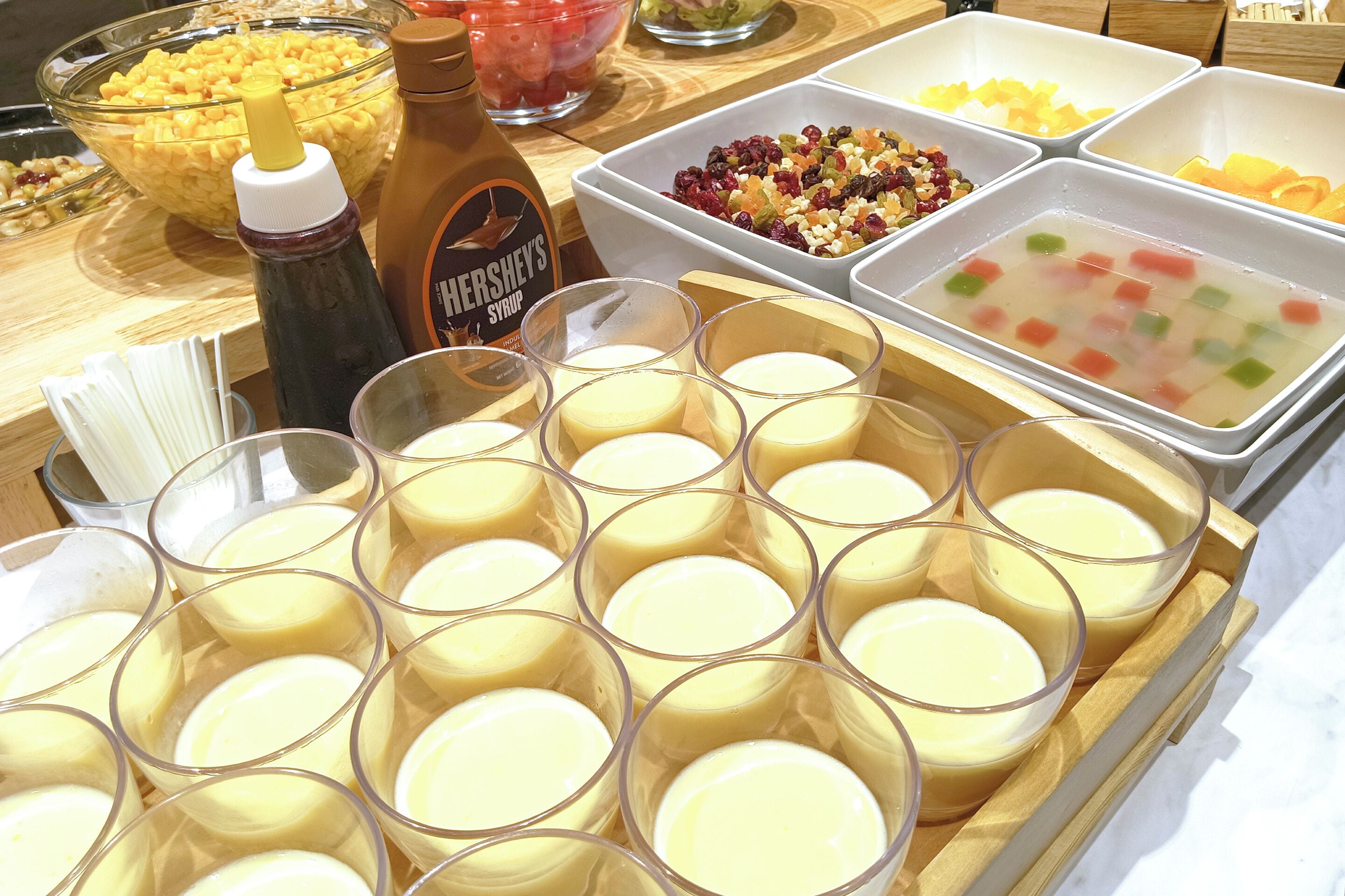 Un buffet proposant une variété de plats et de boissons.