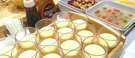 Un buffet proposant une variété de plats et de boissons.