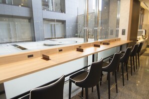 2 restaurants, serveren ontbijt, lunch, diner, internationale gerechten