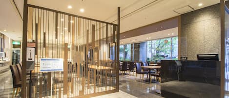 2 restaurants, breakfast, lunch, dinner served; international cuisine