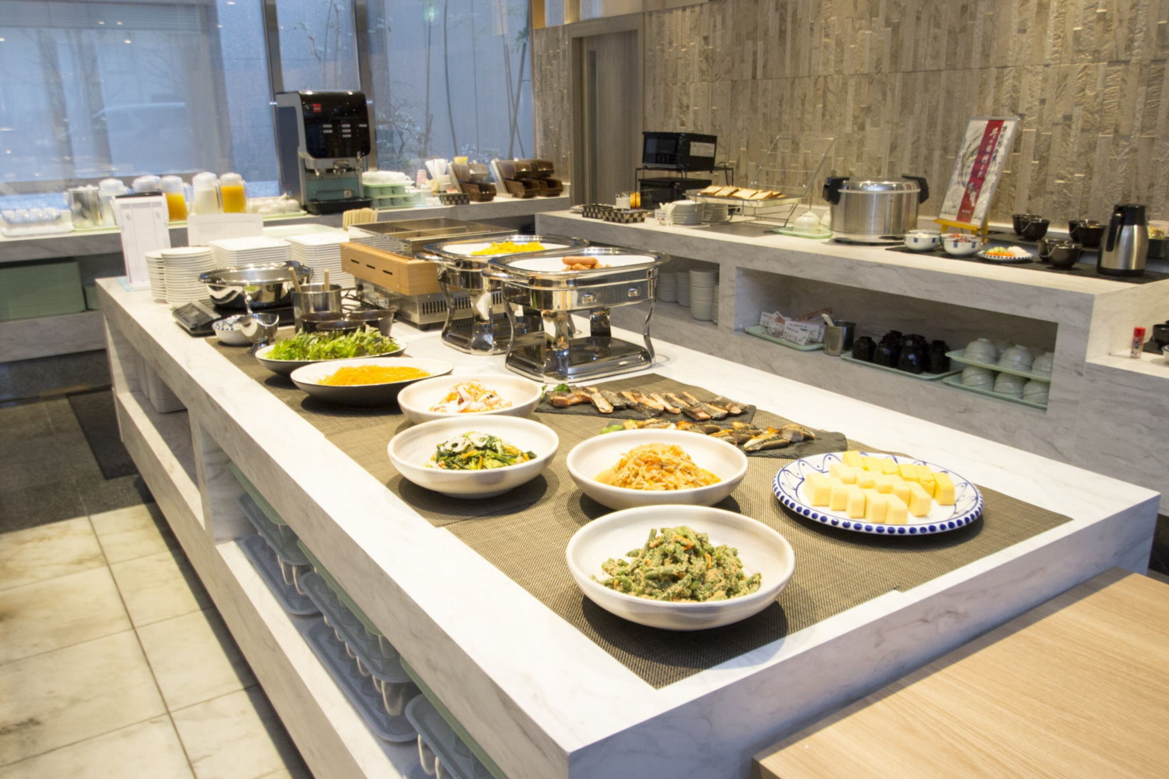 2 restaurantes; se sirve desayuno, almuerzo y cena; cocina internacional