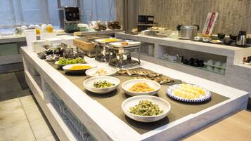 2 restaurantes, se sirven desayunos, comidas y cocina internacional