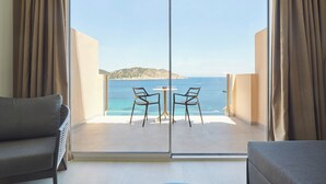 A balcony with a table and chairs, overlooking a coastal view. - Invisa Hotel Club Cala Verde (Santa Eulalia del Rio)