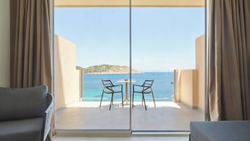 Caja de seguridad en la habitación, muebles diferentes y escritorio