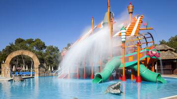 2 buitenzwembaden, parasols voor strand/zwembad