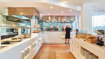2 restaurantes, se sirve desayuno