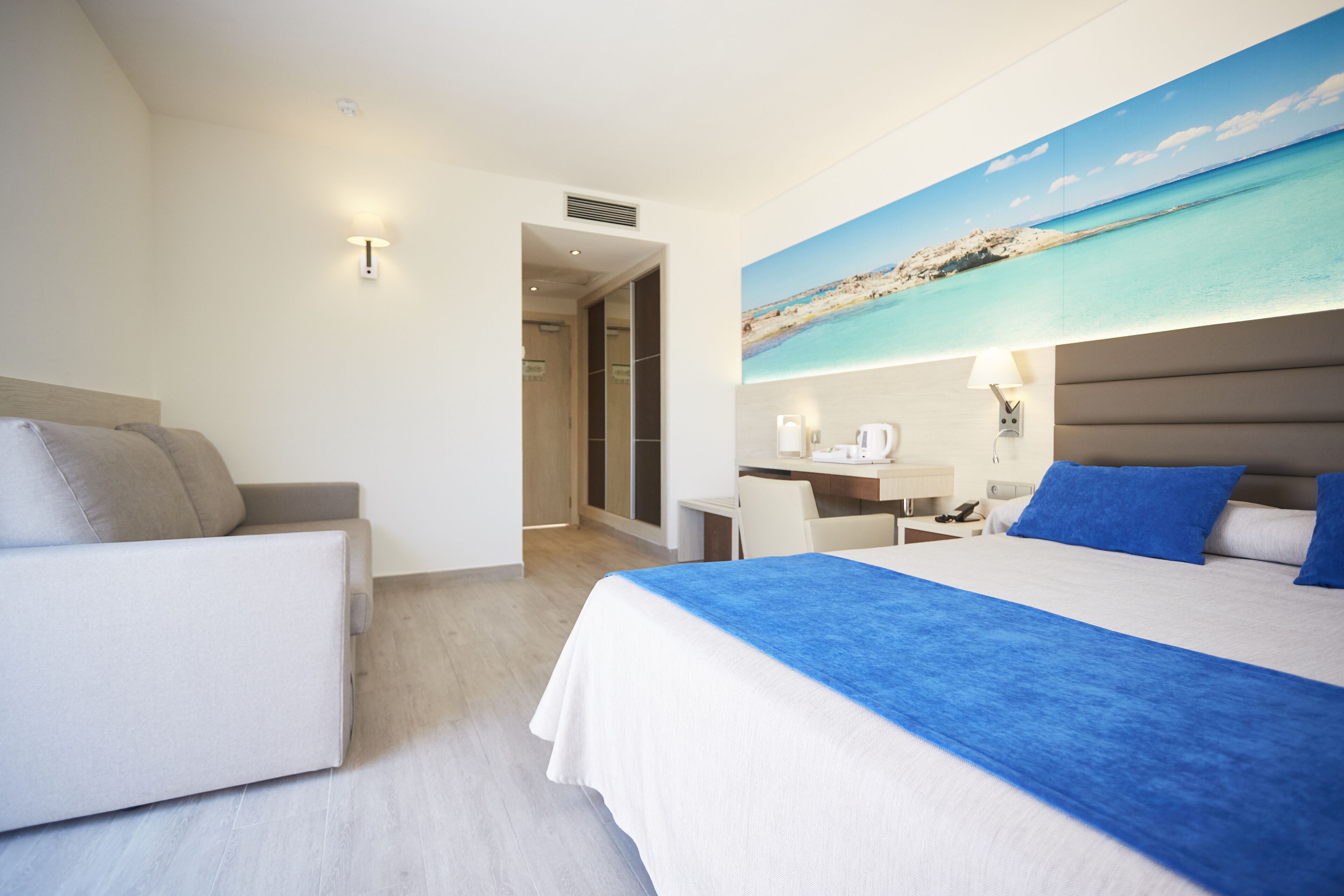 Ein Hotelzimmer mit Bett, Schreibtisch und Sitzecke.