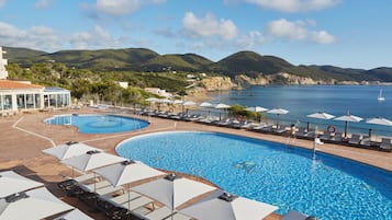 2 albercas al aire libre, sombrillas en la alberca y camastros