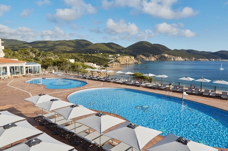 2 Außenpools, Sonnenschirme, Liegestühle. Invisa Hotel Club Cala Verde