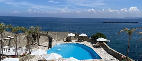 Piscina con cascata