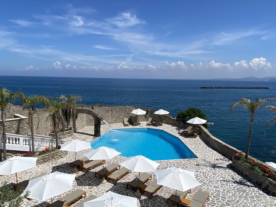 Kolam renang terbuka bermusim