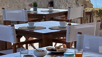 Desayuno continental gratuito y diario