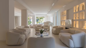 Una sala moderna con un conjunto de sofás, una mesa de centro y un televisor.