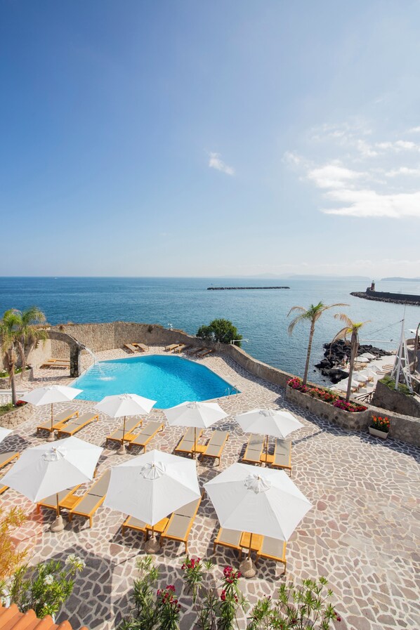 Kauden mukainen ulkouima-allas