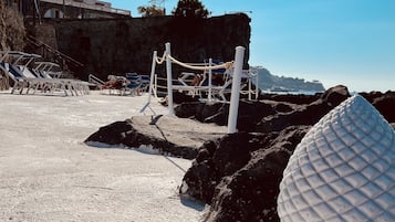 Playa privada, tumbonas, sombrillas y bar en la playa