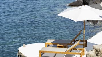 Playa privada, tumbonas, sombrillas y bar en la playa