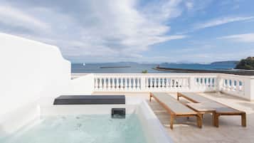 Suite, terraza, vistas al mar | 1 dormitorio, sábanas de algodón egipcio, ropa de cama de alta calidad