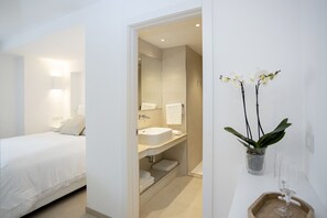 Chambre Confort double | Draps en coton égyptien, literie de qualité, couette en duvet, minibar