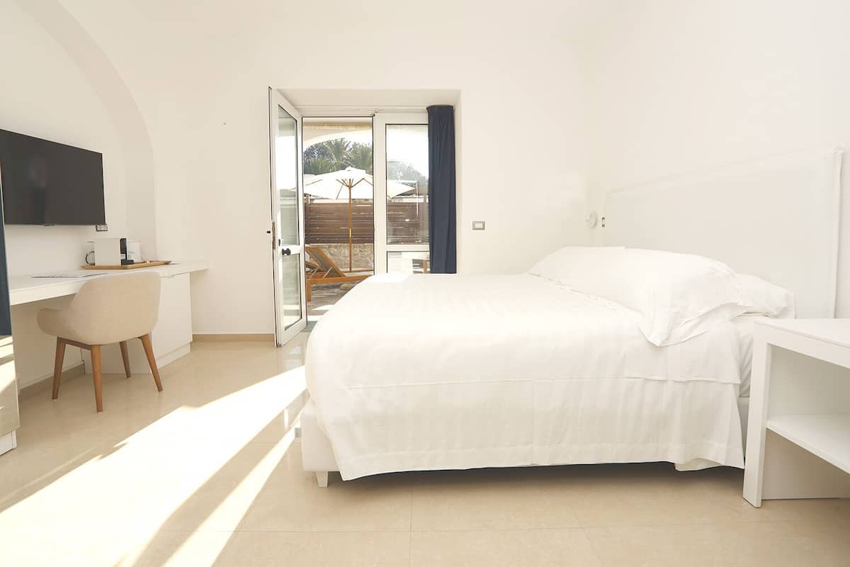 1 bedroom, Egyptian cotton sheets, premium bedding, down duvets
