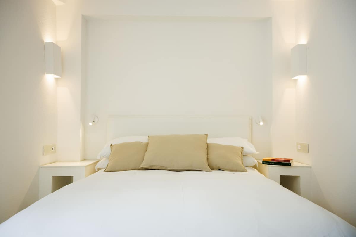 1 bedroom, Egyptian cotton sheets, premium bedding, down duvets