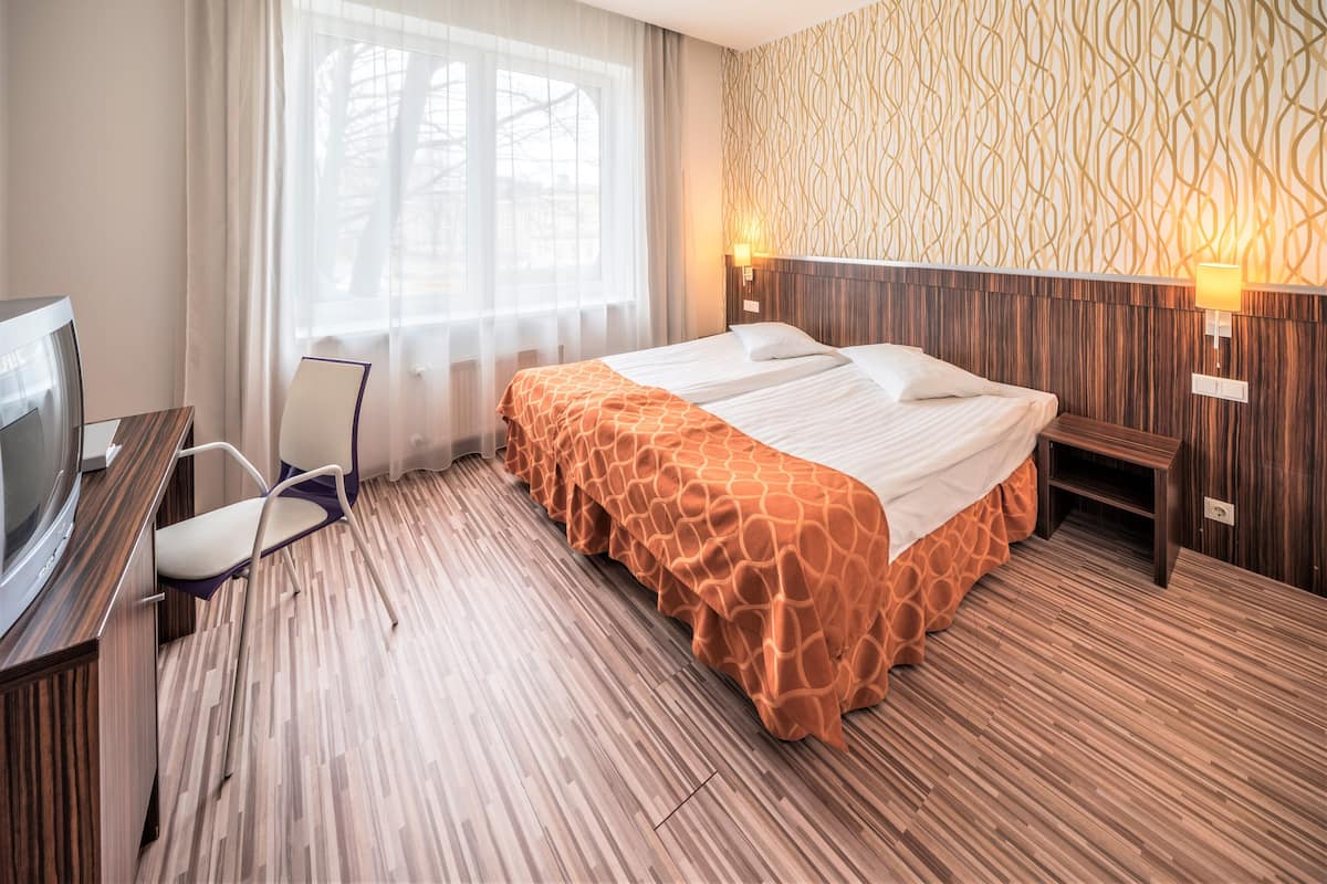 1 bedroom, desk, laptop workspace, blackout curtains