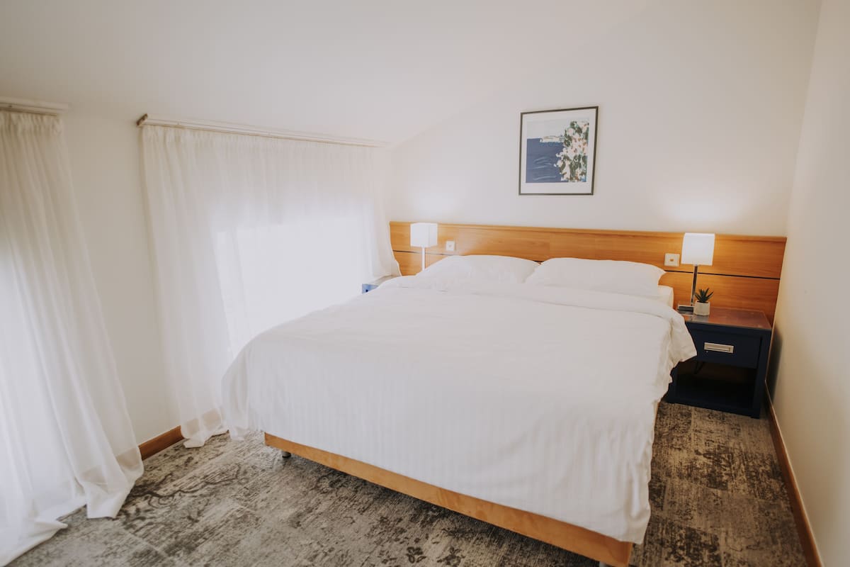 Attic Double Room | Frigobar, cofres nos quartos, escrivaninha, cortinas blackout