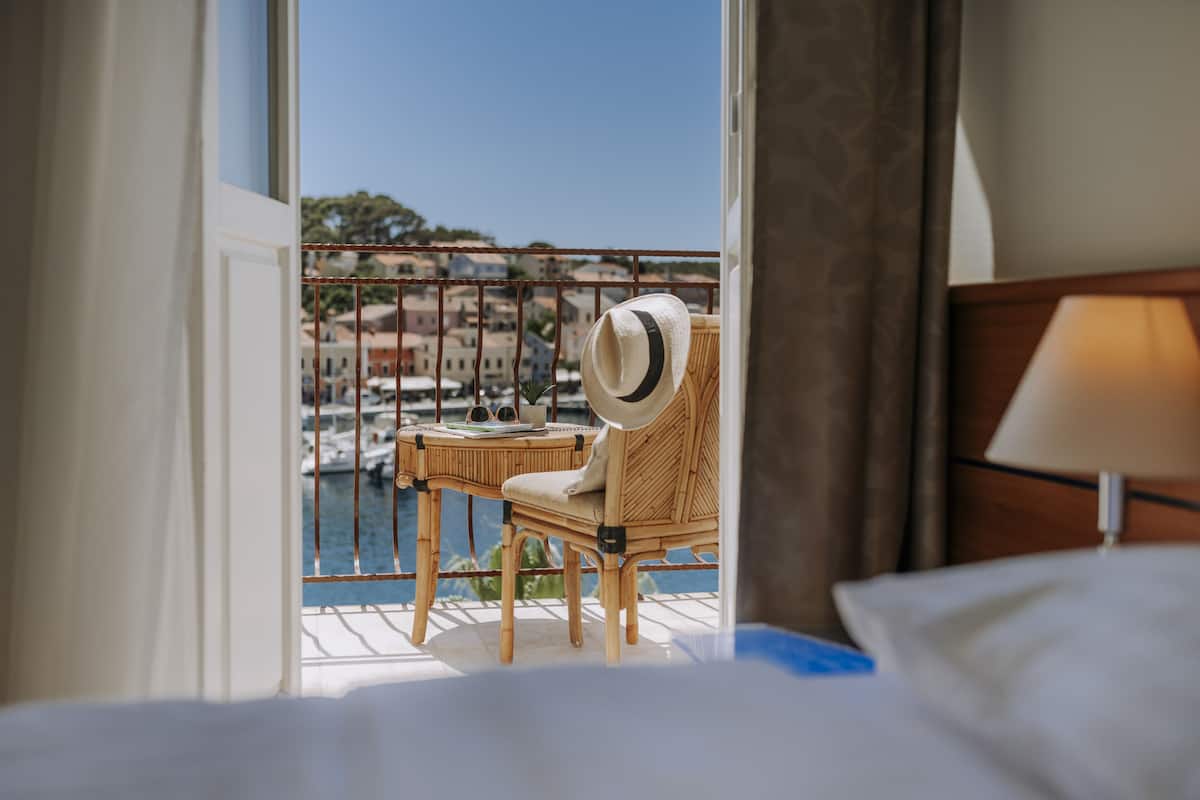 Superior Double Room with Sea View and Balcony | 迷你吧、房內夾萬、書桌、遮光窗簾/窗簾