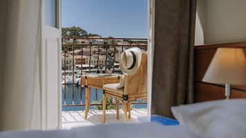 Superior Double Room with Sea View and Balcony | Frigobar, cofres nos quartos, escrivaninha, cortinas blackout