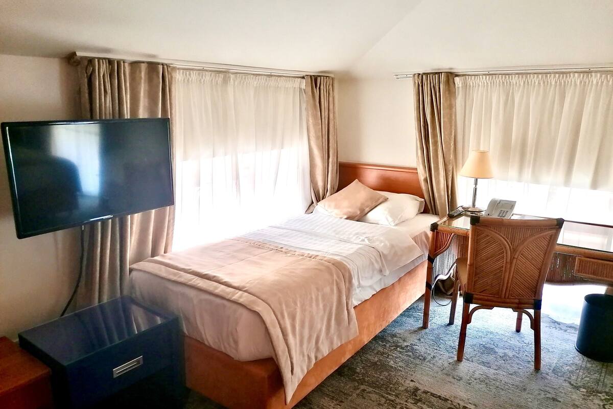 雙床房 (Attic Room, Accessible) | 迷你吧、房內夾萬、書桌、遮光窗簾/窗簾