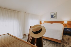 Minibar, in-room safe, desk, blackout curtains - Hotel Apoksiomen (Mali Losinj)