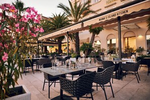 2 restaurants; ze serveren er ontbijt en diner 