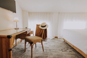 Tweepersoonskamer | Een minibar, een kluis op de kamer, een bureau, verduisterende gordijnen