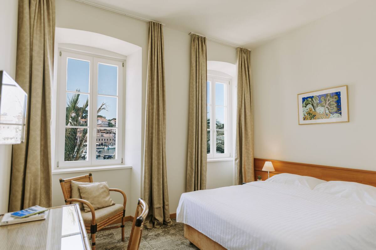 Superior Double Room with Sea View | 迷你吧、房內夾萬、書桌、遮光窗簾/窗簾