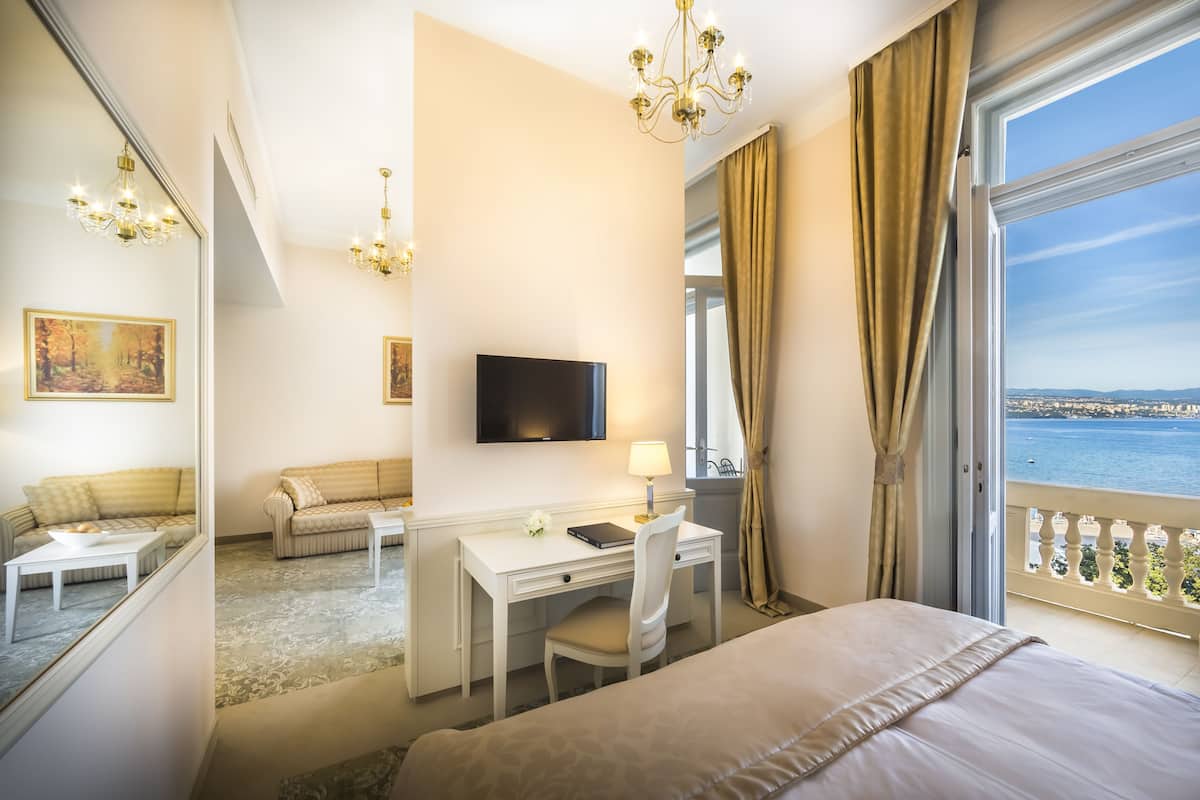junior suite | 1 bedroom, minibar, in-room safe, desk