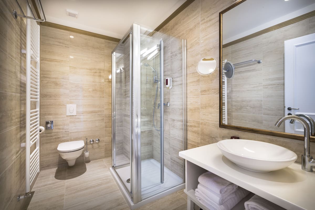 junior suite | bathroom | free toiletries, hair dryer, bathrobes, slippers