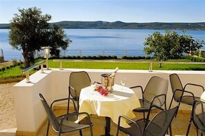 Outdoor dining - Hotel Mare Nostrum (Sveti Filip i Jakov)