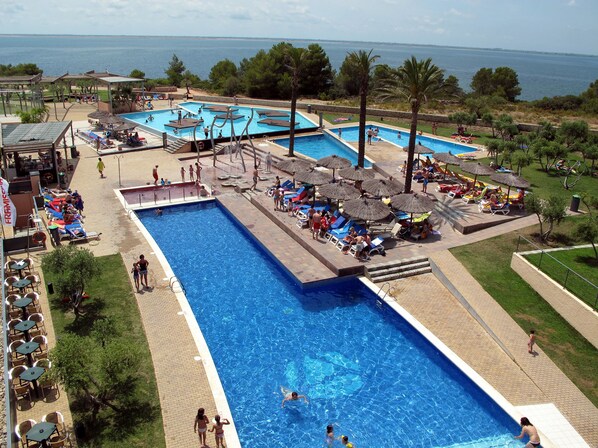 2 indoor pools, 5 outdoor pools, pool loungers