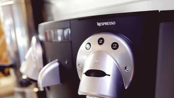 En Nespresso-kaffemaskin med en kontrollpanel och en droppuppsamlare.