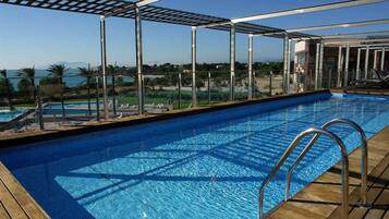 2 piscinas cubiertas, 5 piscinas al aire libre, tumbonas