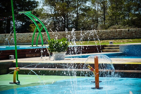 2 piscines couvertes, 5 piscines extérieures, chaises longues