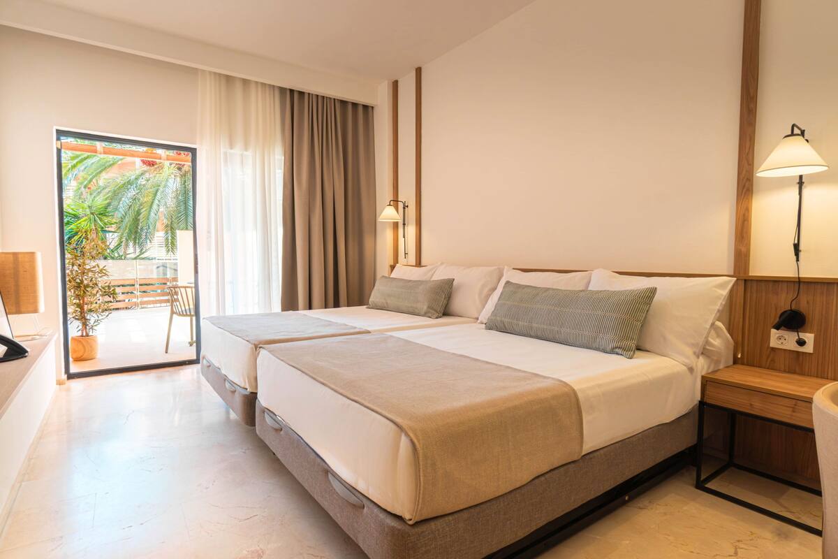 Zimmersafe, Schreibtisch, Verdunkelungsvorhänge, schallisolierte Zimmer