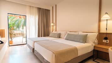 خزنة داخل الغرفة ومكتب وستائر تعتيم وتجهيزات عازلة للصوت