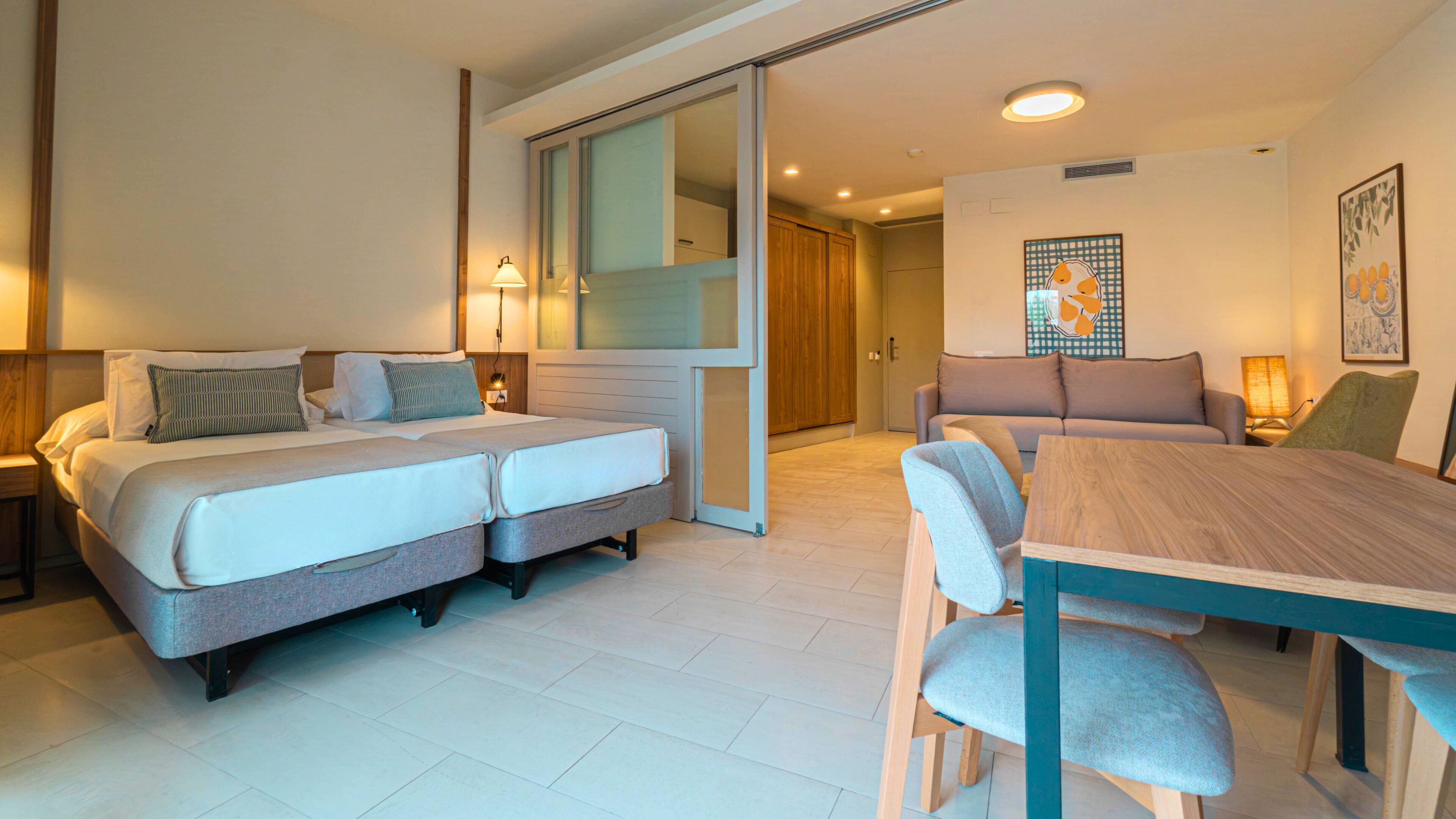 Zimmersafe, Schreibtisch, Verdunkelungsvorhänge, schallisolierte Zimmer