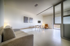 Cofres nos quartos, escrivaninha, cortinas blackout