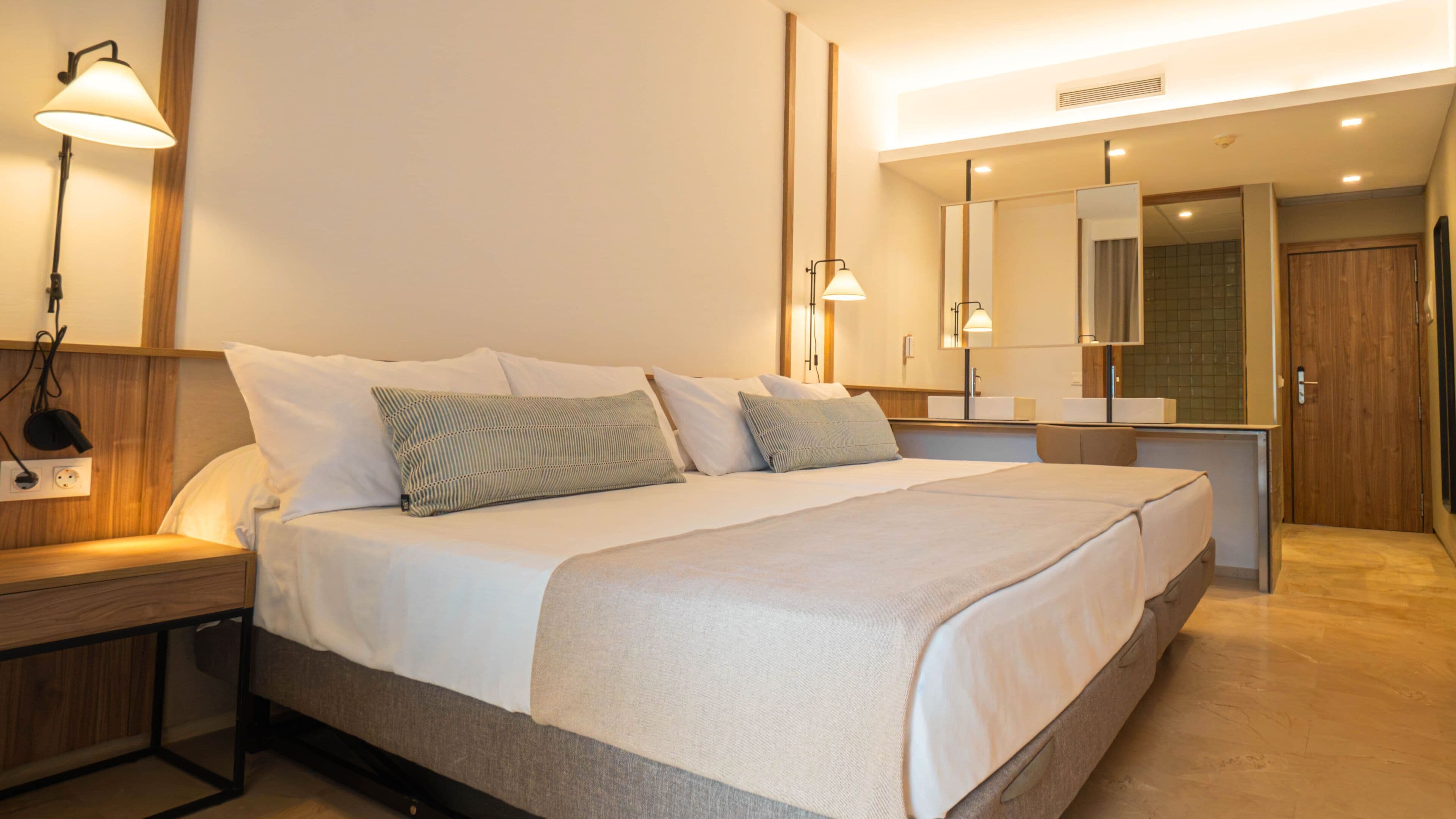 Két bảo mật tại phòng, bàn, màn/rèm cản sáng, phòng cách âm 