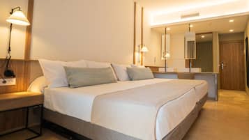 Safe på rommet, skrivebord, blendingsgardiner og lydisolert