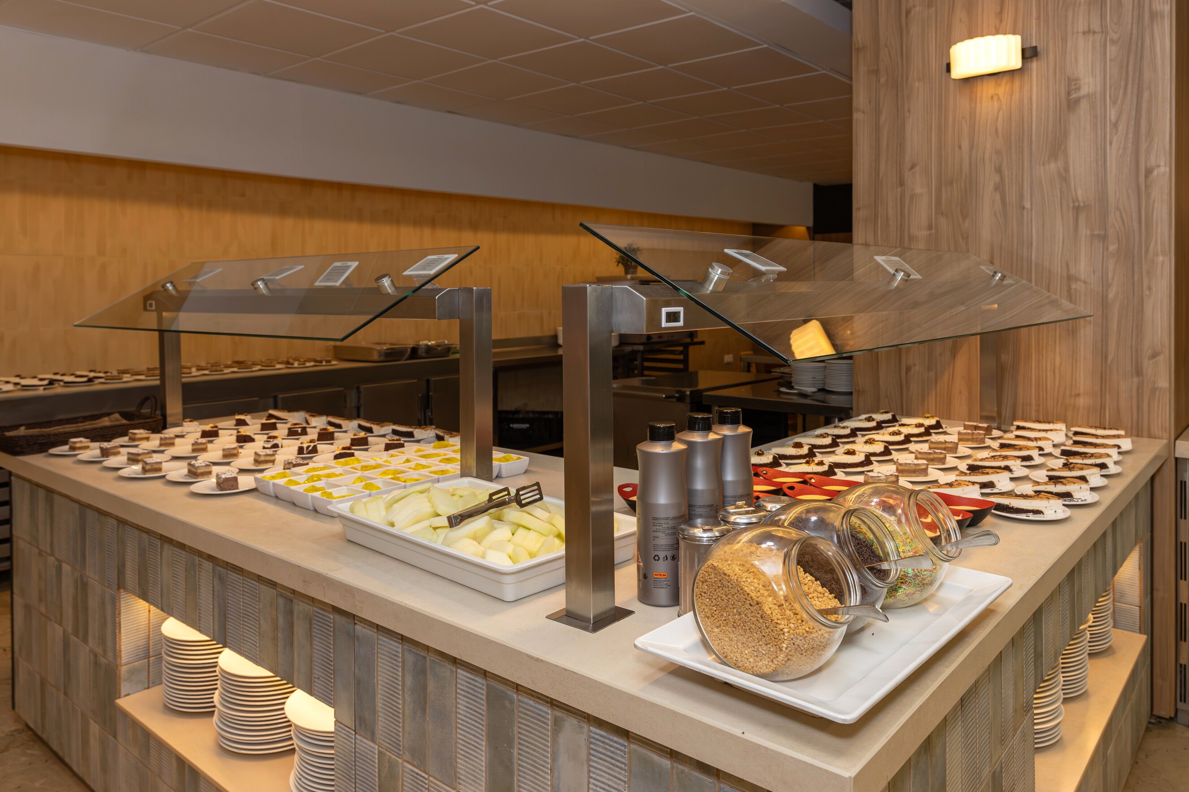 Ein Buffet mit verschiedenen Speisen und Beilagen.