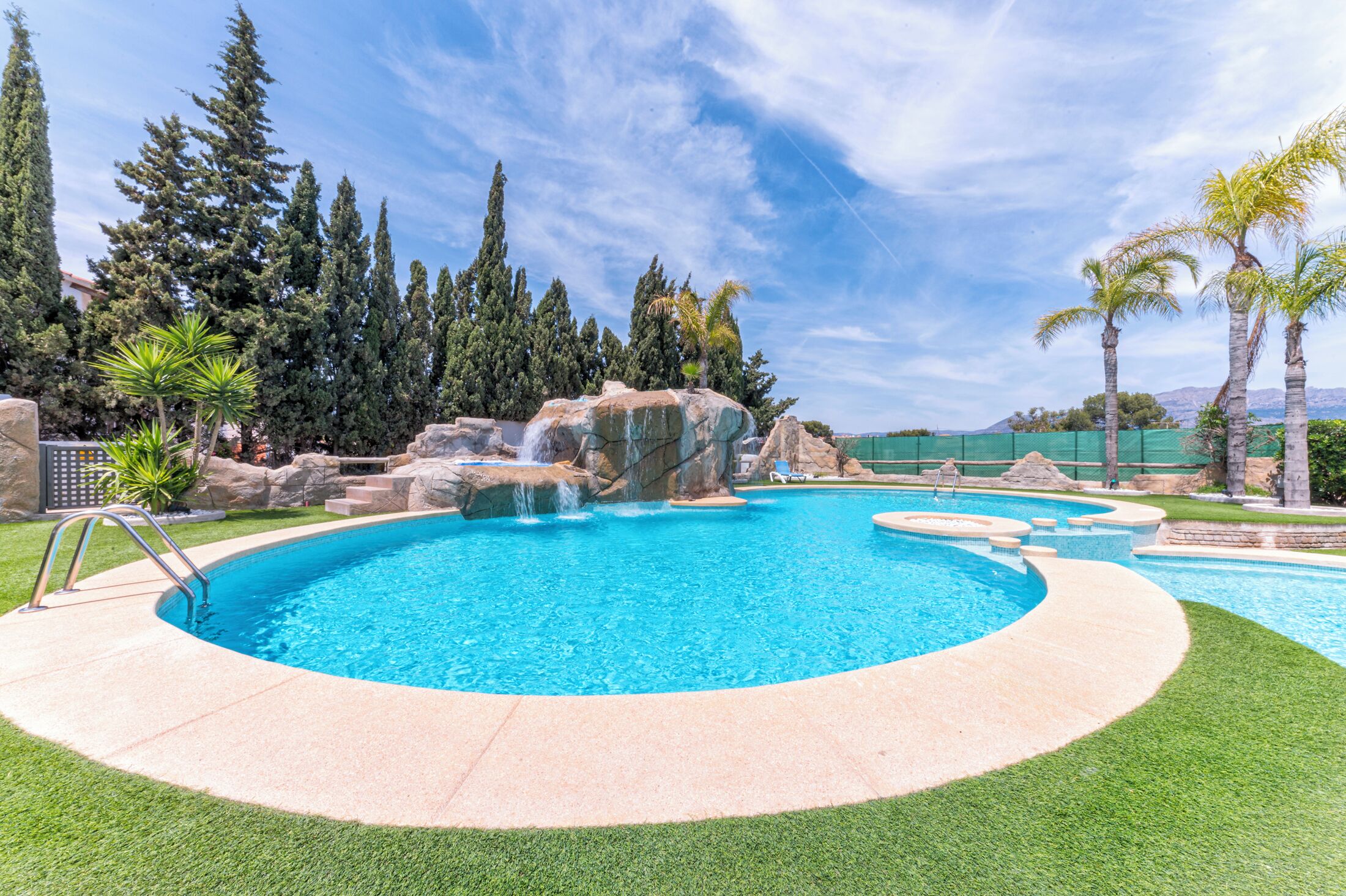 Piscine extérieure (ouverte en saison), chaises longues