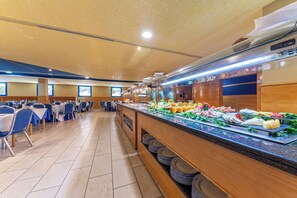 Tägliches Frühstücksbuffet (10 EUR pro Person)