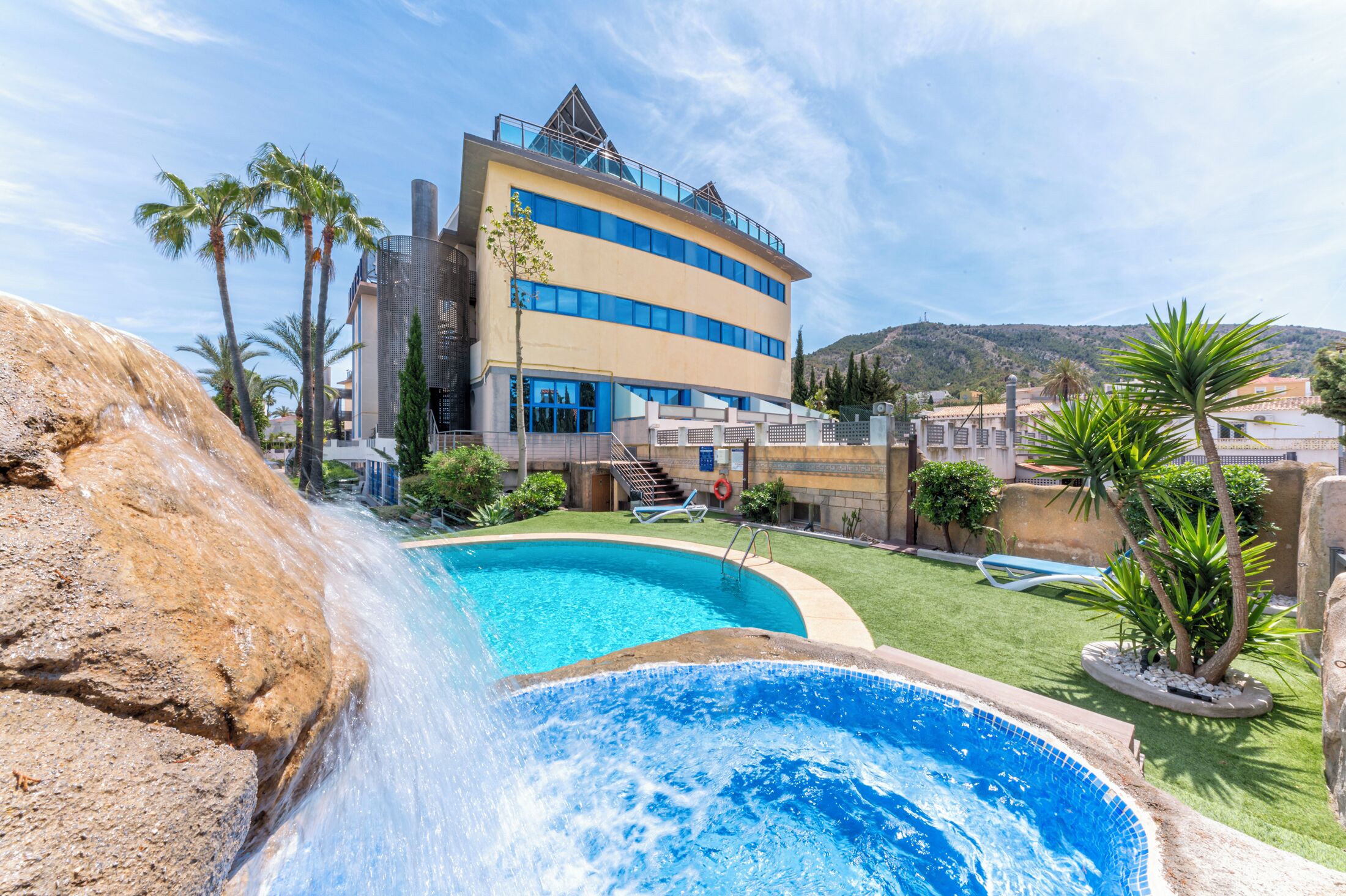 Una piscina al aire libre de temporada, sillones reclinables de piscina